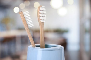 Bambu diş fırçaları arka planda bulanık, yakın plan