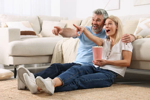 Šťastný Zamilovaný Pár Popcornem Který Tráví Čas Doma Romantické Datum — Stock fotografie