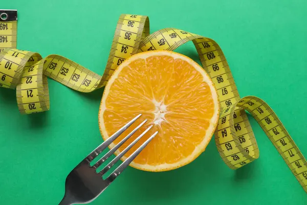 Pomerančová Vidlice Měřicí Páska Zeleném Pozadí Ploché Ležely Dietní Koncept — Stock fotografie