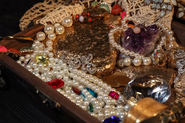 Plase Aur Bijuterii Pietre Prețioase Cufăr Comori Closeup — Fotografie, imagine de stoc