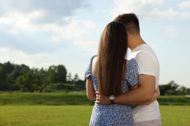 Romantik bir randevu. Çiftler dışarıda vakit geçiriyorlar, arka planda mesajlaşmak için yer açıyorlar.