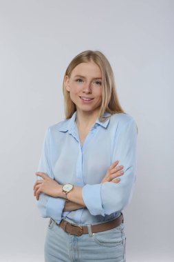 Beyaz arka planda şık bir bluz içinde güzel bir genç kadının portresi.