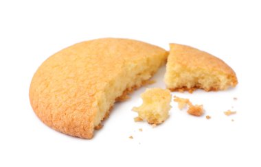 Kırık lezzetli Danimarka kurabiyesi beyaza izole edilmiş.