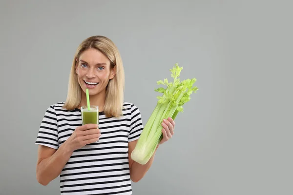 Mulher Feliz Segurando Vidro Com Suco Aipo Saboroso Vegetais Frescos — Fotografia de Stock