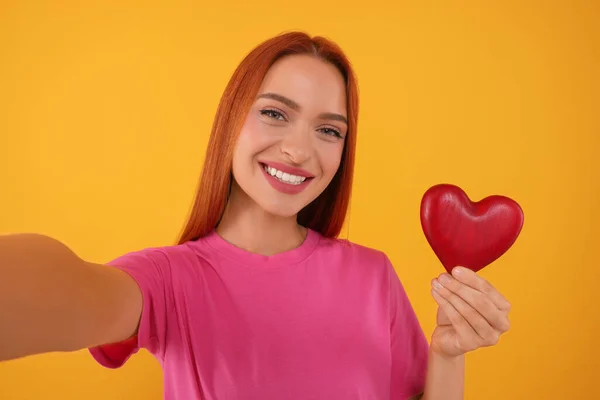 Hermosa Mujer Feliz Con Corazón Rojo Tomando Selfie Sobre Fondo — Foto de Stock