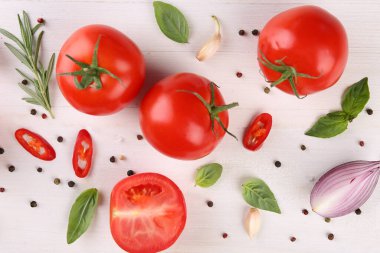 Düz kompozisyon, bütünü ve beyaz ahşap masa üzerinde domatesleri kesme