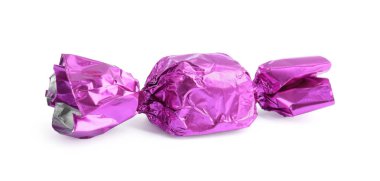 Beyaz üzerine izole edilmiş menekşe ambalajlı lezzetli şekerler.