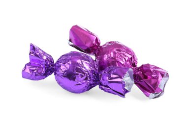 Beyaz üzerine izole edilmiş renkli ambalajlar içinde lezzetli şekerler.