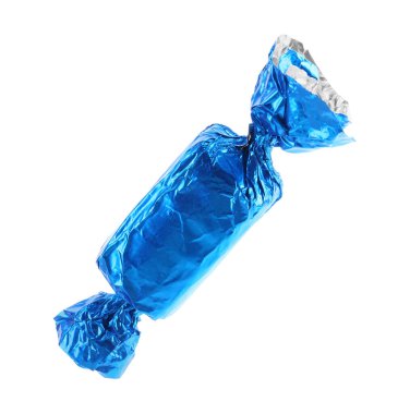 Beyaz üzerine izole edilmiş açık mavi ambalajlı lezzetli şekerler.