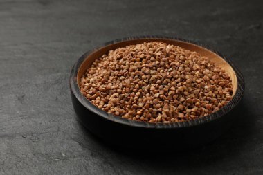 Siyah masada kuru karabuğdaylı kase. Metin için boşluk