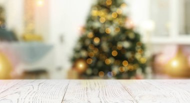 Noel ağacıyla dolu boş bir tahta masa. Tasarım için alanı olan pankart