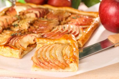 Taze pişmiş elmalı turta, masada bıçak, yakın plan.