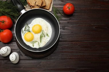 Lezzetli yumurta, dereotlu tava ve diğer ürünler ahşap masada, düz yerde. Metin için boşluk