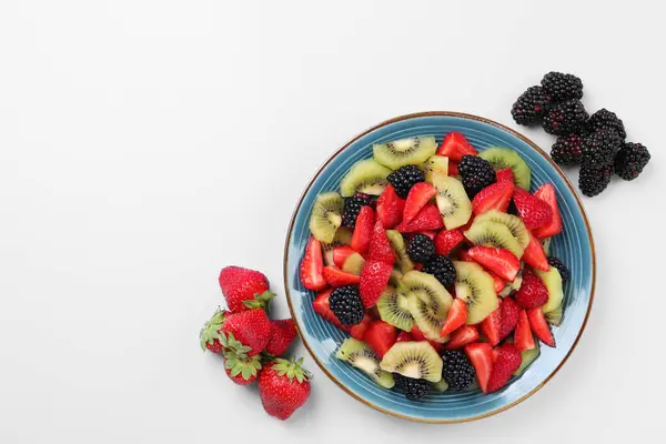 Placa Deliciosa Ensalada Frutas Ingredientes Sobre Fondo Azul Claro Puesta — Foto de Stock