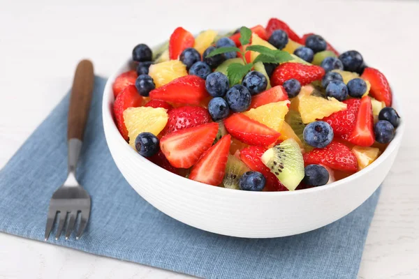 Νόστιμα Φρέσκα Φρούτα Σαλάτα Μπολ Σερβίρεται Λευκό Τραπέζι Closeup — Φωτογραφία Αρχείου