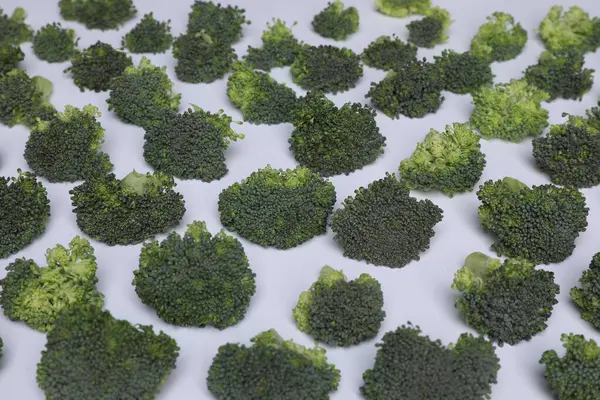 Beyaz Arka Planda Pek Çok Taze Yeşil Brokoli Parçası Yakın — Stok fotoğraf