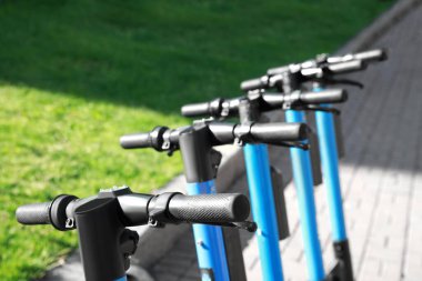 Birçok modern elektrikli scooter açık havada, yakın plan. Kiralama servisi