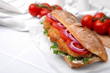 Beyaz döşemeli şnitzel ile nefis bir sandviç, yakın plan. Metin için boşluk