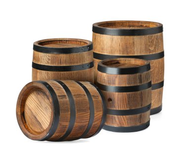 Beyaz arkaplanda bir sürü ahşap varil var.