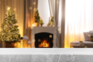 Noel ağacı olan açık gri mermer bir masa. Tasarım için boşluk