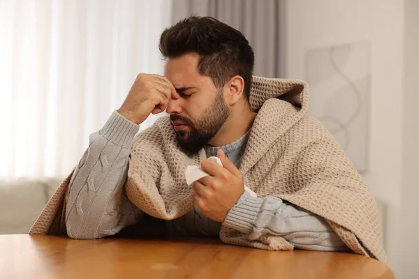 Homem Doente Envolto Cobertor Com Tecido Mesa Madeira Dentro Casa — Fotografia de Stock