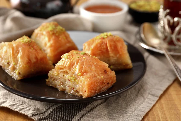 Fıstıklı enfes bir baklava, yakın plan.