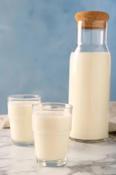 Karaffel Glas Frisk Mælk Hvidt Marmorbord - Stock-foto
