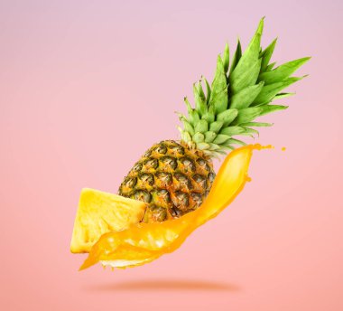 Renk arkaplanına su sıçratan olgun ananas.