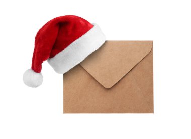 Noel Baba 'ya mektup. Beyaz arkaplanda kırmızı şapka ve zarf