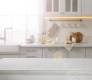 Mutfakta beyaz masa örtüsü olan boş masa, tasarım için alan