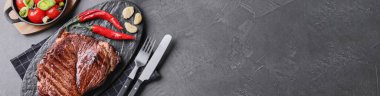 Gri masada servis edilen leziz kızarmış sığır eti. Metin için alanı olan pankart tasarımı