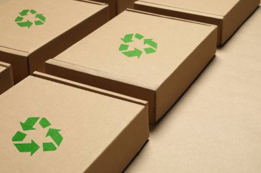 Kağıt üzerinde geri dönüşüm işareti damgalı karton kutular