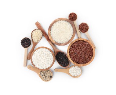 Farklı türde pirinçler beyaz, üstten görünüyor.