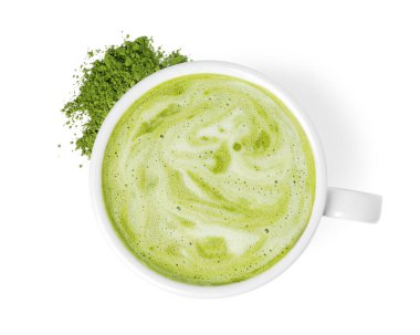 Bir fincan taze kibrit latte ve yeşil toz beyaz, üst manzara