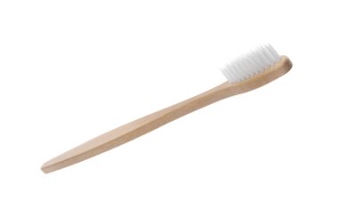 Beyaz arka planda bir bambu diş fırçası. Çevre dostu ürün