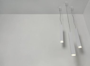 Işık odasında tavanda asılı şık lambalar, alçak açı manzaralı. Metin için boşluk