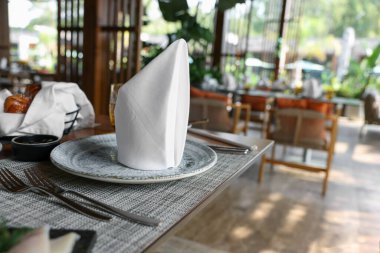 Yemekhanede bulaşık takımı ve çatal bıçak seti, yakın çekim.