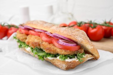 Beyaz döşemeli şnitzel ile nefis bir sandviç, yakın plan.