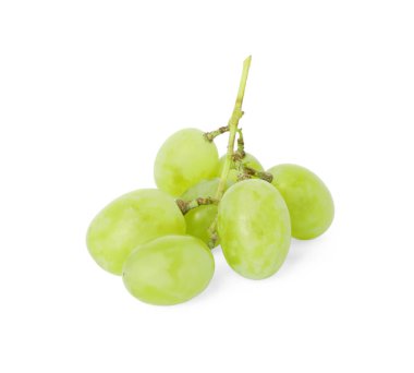 Taze sulu üzümler beyazda izole edilmiş.