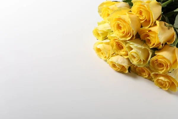 Belo Buquê Rosas Amarelas Sobre Fundo Branco Vista Acima Espaço — Fotografia de Stock