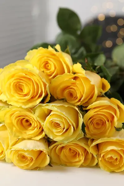 Gyönyörű Sárga Rózsa Csokor Fehér Asztalon Közelkép — Stock Fotó