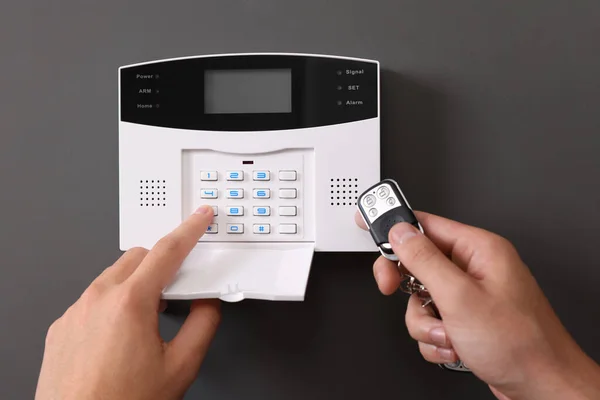 Man Controleren Van Home Security Alarmsysteem Met Sleutel Fob Buurt Rechtenvrije Stockafbeeldingen