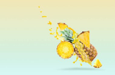 Renk arkaplan üzerinde sıçrama suyu ile olgun ananas, metin için boşluk