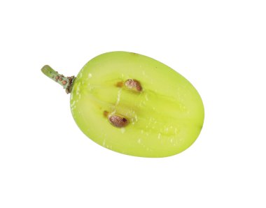 Lezzetli olgun yeşil üzümün yarısı beyaz üzerine izole edilmiş.