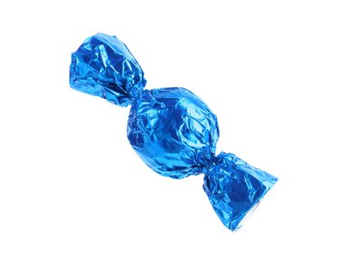 Beyaz üzerine izole edilmiş mavi ambalajlı lezzetli şekerler.