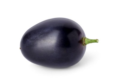 Taze, koyu mavi bir üzüm, beyaz üzerine izole edilmiş.