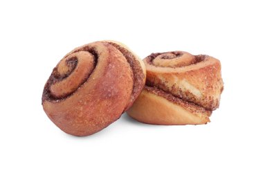 Beyaz üzerine izole edilmiş taze tarçınlı rulo.