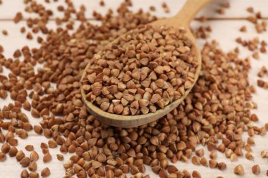 Açık ahşap masada kuru karabuğdaylı kaşık, yakın plan.