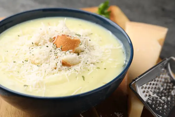 Sopa Creme Deliciosa Com Queijo Parmesão Croutons Tigela Mesa Close — Fotografia de Stock