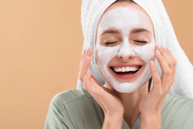 Bej arka planda yüz maskesi olan kadın, mesaj için yer var. Spa tedavileri